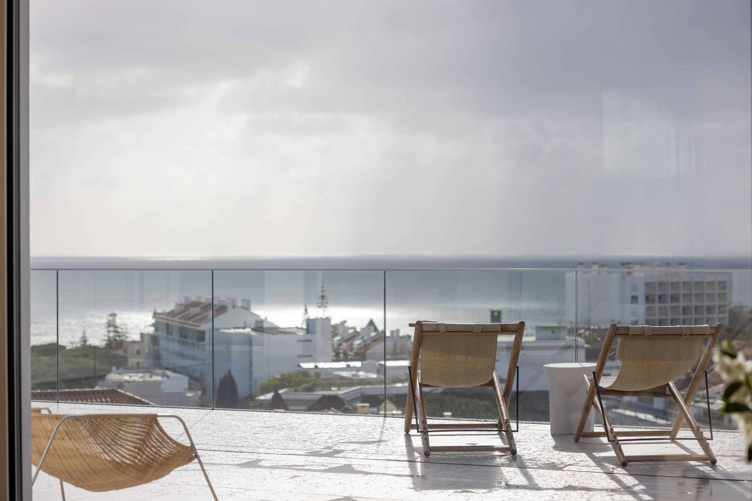 Dachterrasse mit Liegestühlen und Blick auf den Atlantik